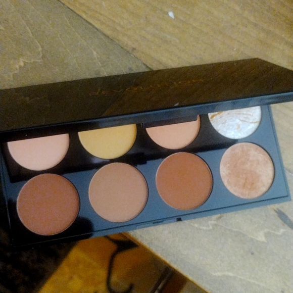3/$20 NWT Makeup Revolution London Beauty Ultra Powder Contour palette - Picture 2 of 4